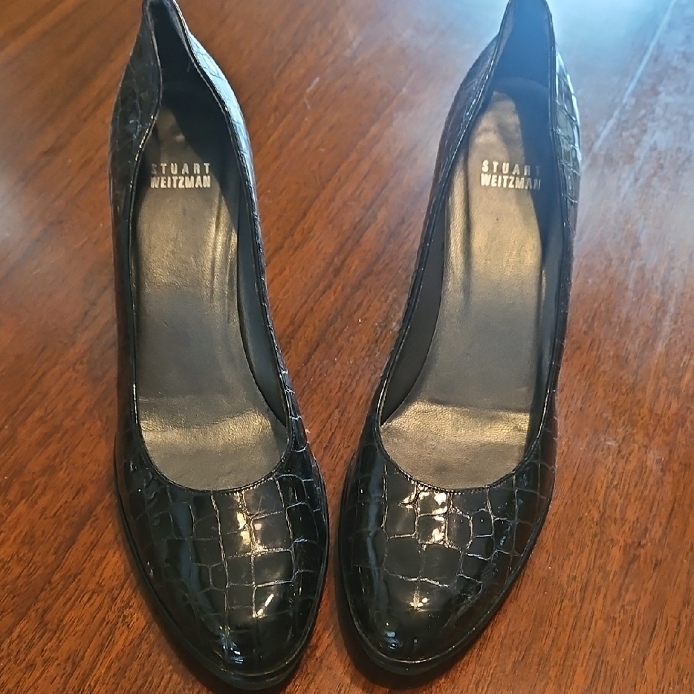 Stuart WEITZMAN 3" BLACK EMBOSSED HEELS. EUC